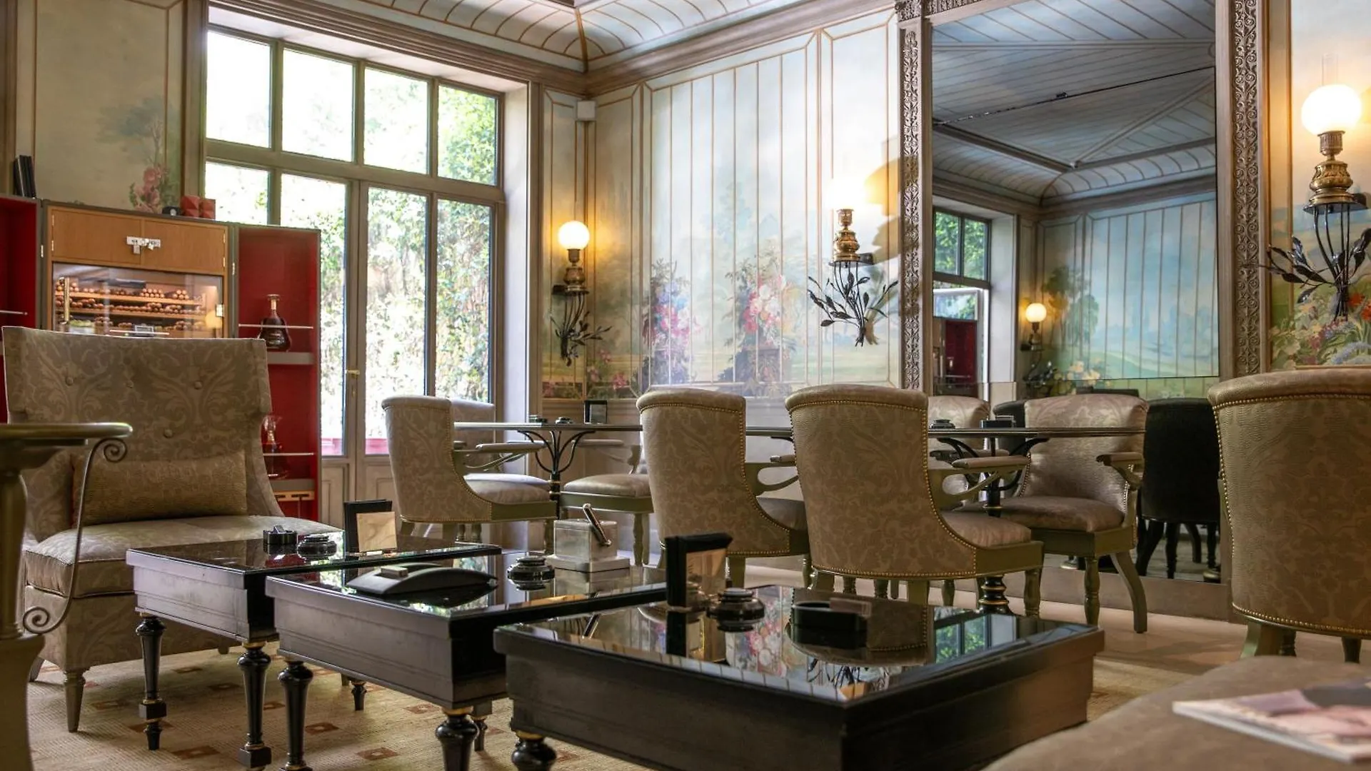 Отель La Reserve & 5*